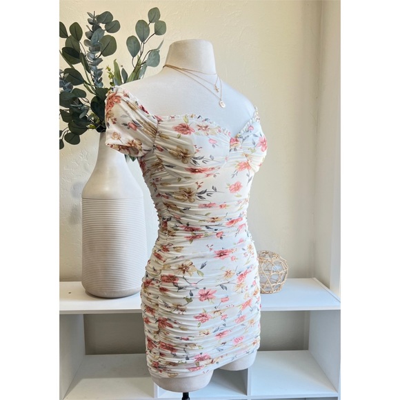 Flirty floral bodycon mini dress - Picture 2 of 5